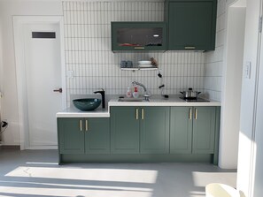 コンフォート アパートメント 2 ベッドルーム | 専用キッチン | 冷蔵庫、電子レンジ、コンロ、調理器具と食器