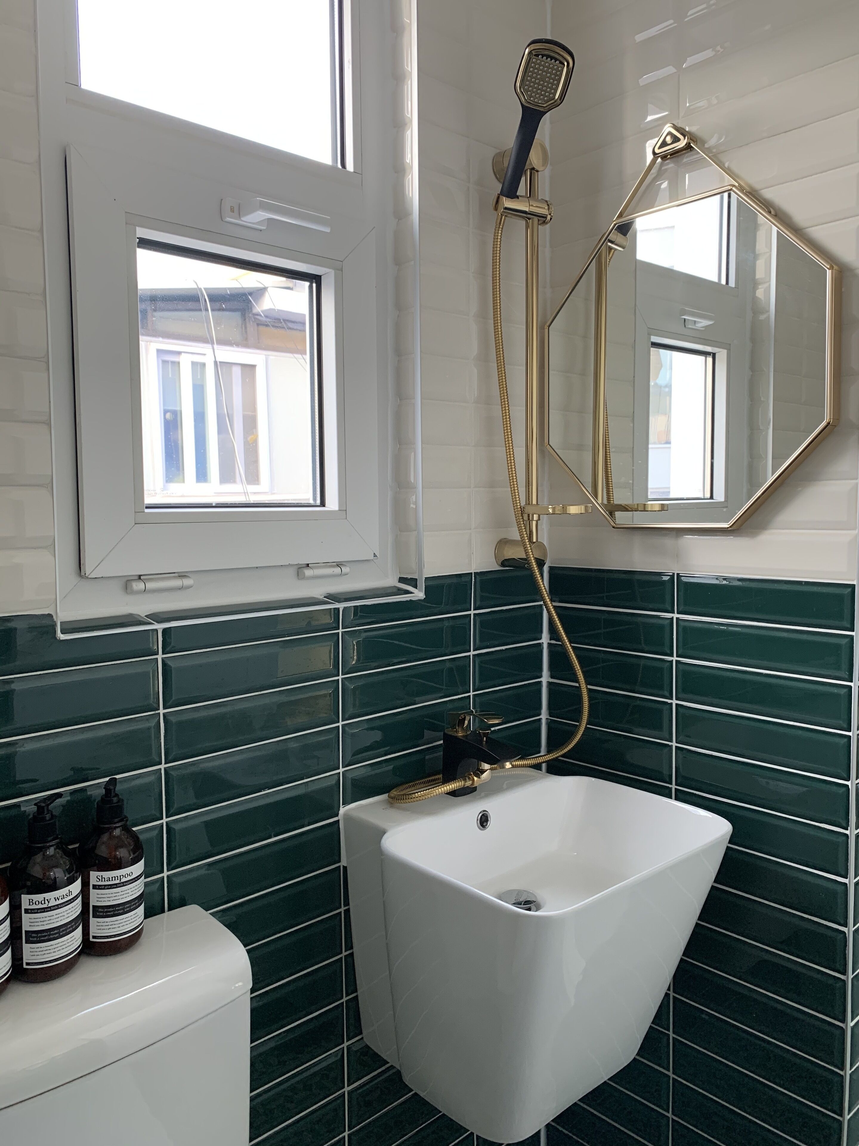Comfort Apartment, 2 Bedrooms | Bathroom | Shower, towels, soap, shampoo
