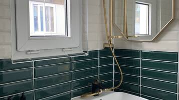 Comfort Apartment, 2 Bedrooms | Bathroom | Shower, towels, soap, shampoo