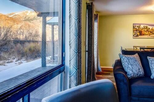 Dog-Friendly w/Mtn View+Steps to Free Ski/Town Bus Stop-W/D in Unit-Private Grill/Deck-On Core Trail