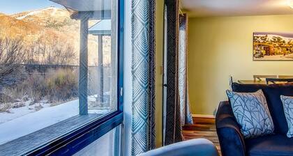 Dog-Friendly w/Mtn View+Steps to Free Ski/Town Bus Stop-W/D in Unit-Private Grill/Deck-On Core Trail