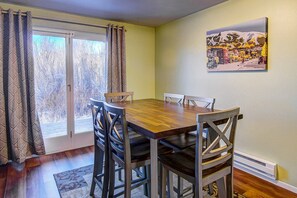 Dining - Dog-Friendly w/Mtn View+Steps to Free Mtn/Town Bus Stop-W/D in Unit-Private Grill/Deck-On Core Trail (Steamboat Springs)