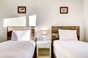 3 bedrooms, iron/ironing board, WiFi, bed sheets - Dog-Friendly w/Mtn View+Steps to Free Mtn/Town Bus Stop-W/D in Unit-Private Grill/Deck-On Core Trail (Steamboat Springs)