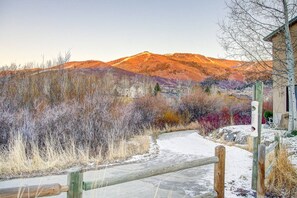 Property grounds - Dog-Friendly w/Mtn View+Steps to Free Ski/Town Bus Stop-W/D in Unit-Private Grill/Deck-On Core Trail (Steamboat Springs)