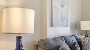 Una televisión, una mesa de tenis de mesa