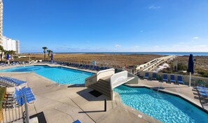 من حمّامات السباحة المغطاة