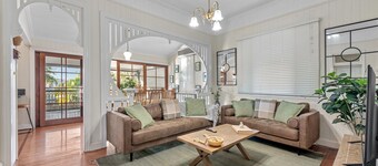 Comfy, Character QLD’r ~ 3Bed House w/Parking ~ Woolloongabba