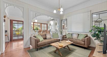 Comfy, Character QLD’r ~ 3Bed House w/Parking ~ Woolloongabba