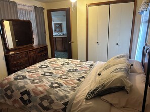 1 bedroom, iron/ironing board, free WiFi, bed sheets - Pet Friendly* The Stacker* Brunet Island State Park*Chippewa River* HikingTrails (Cornell)