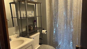 Combined shower/tub, towels, soap, shampoo