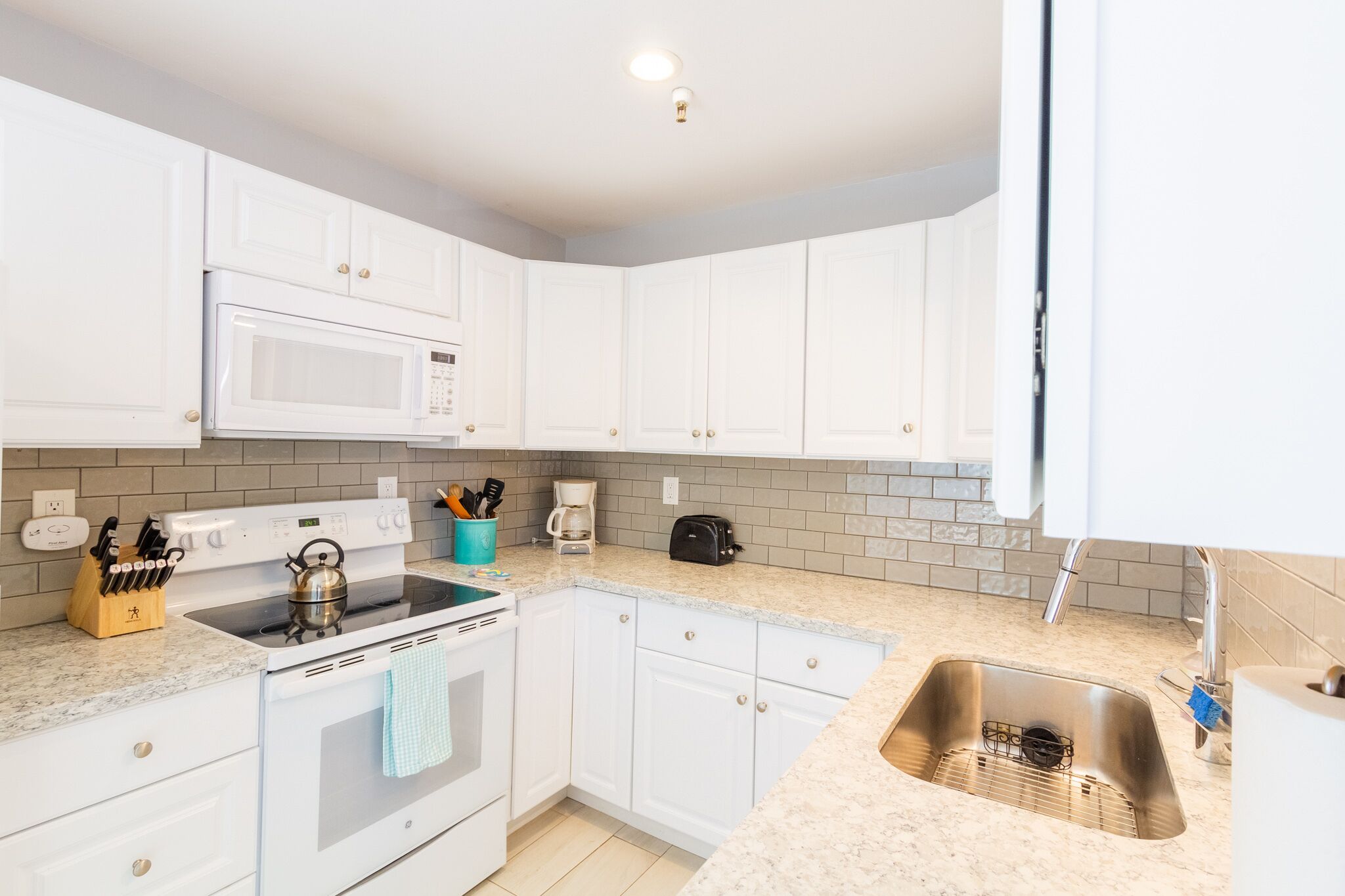 Walk to the Beach Condo w/Parking, King Bed, Grill