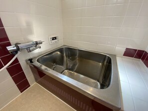 Casa (Private Vacation Home) | Banheiro | Banheira e chuveiro separados, secador de cabelo, chinelos 