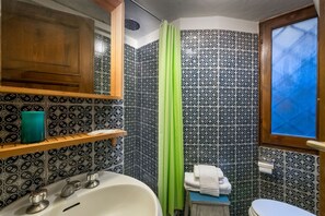 Shower, hair dryer, towels, soap - Minerva in Pantheon apartment (Rome)