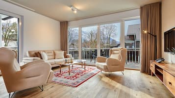 Deluxe-Apartment, 2 Schlafzimmer, Nichtraucher, Bergblick | Wohnbereich | Flachbildfernseher, Fußbodenheizung