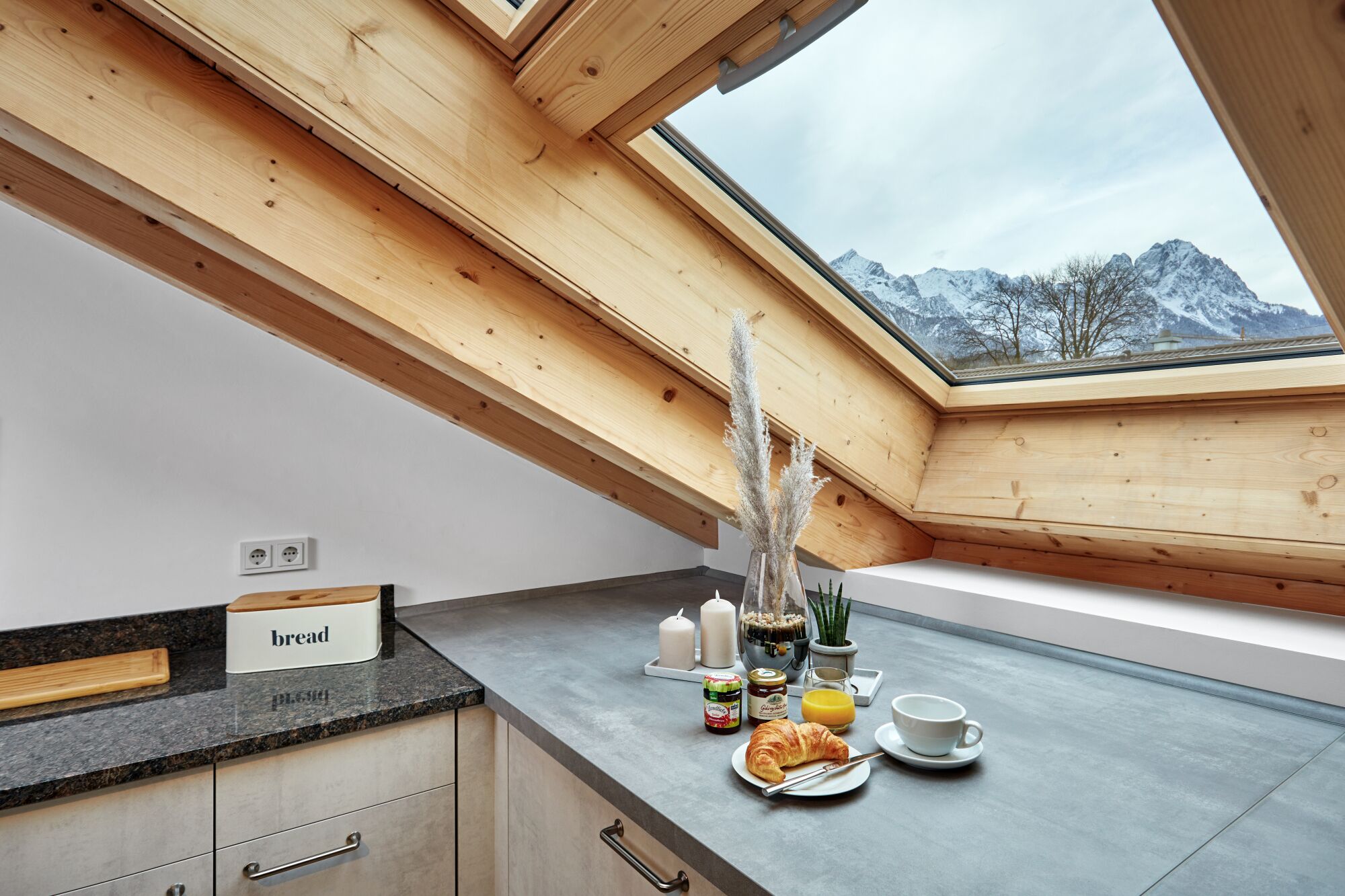 Panoramic-Suite, 2 Schlafzimmer, Nichtraucher, Bergblick | Essbereich im Zimmer