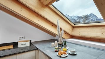 Panoramic-Suite, 2 Schlafzimmer, Nichtraucher, Bergblick | Essbereich im Zimmer