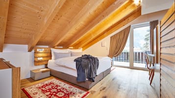 Suite Panorama, 2 kamar tidur, Bebas Asap Rokok, pemandangan gunung | 1 kamar tidur, seprai antialergi, brankas, dan tirai kedap cahaya