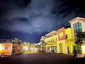 Fachada de la propiedad por la tarde o noche