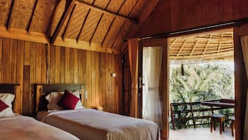 Deluxe Tek Büyük veya İki Ayrı Yataklı Oda | Masa, ücretsiz kablosuz İnternet, çarşaf takımı