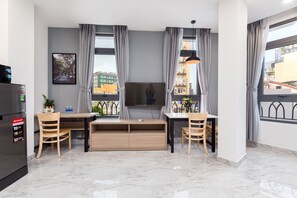 Minibar, individuell dekoriert, individuell eingerichtet, Schreibtisch
