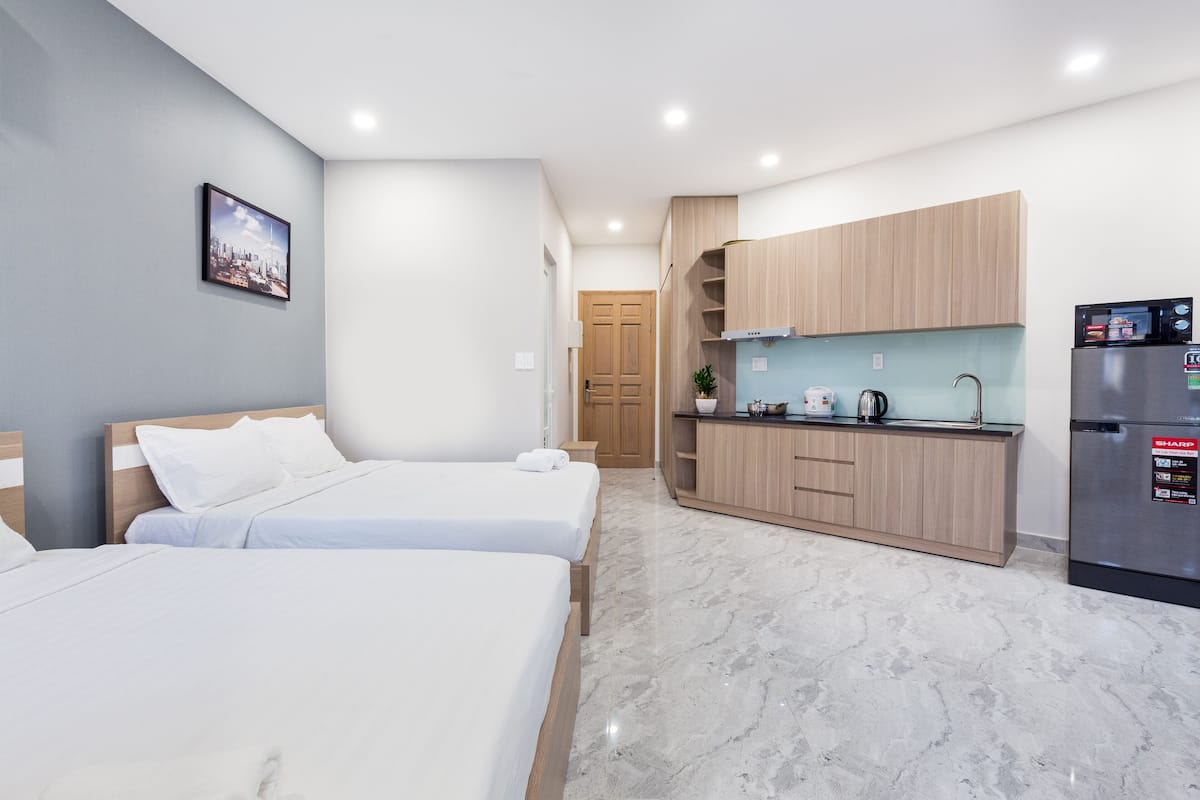 Studio Suite Keluarga | Minibar, meja kerja, ruang kerja ramah laptop, dan tirai kedap cahaya