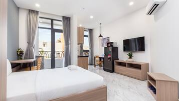 Minibar, decoración personalizada, muebles diferentes y escritorio
