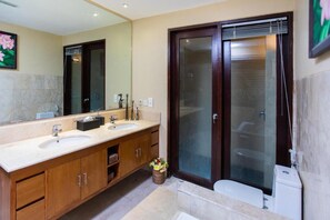 Villa (3 Bedrooms) | Bathroom | Towels