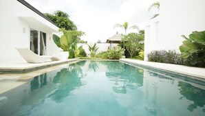 Outdoor pool, pool umbrellas, pool loungers - Villa Anaku (Ungasan)