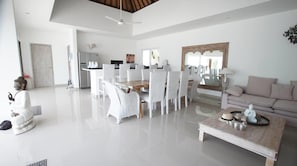 Villa (4 Bedrooms) | In-room dining