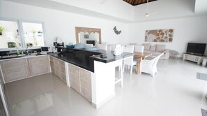 Villa (4 Bedrooms) | Privat køkken | Køleskab/fryser i fuld størrelse, mikrobølgeovn, kogeplade