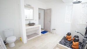 Villa (4 Bedrooms) | Bathroom | Free toiletries, hair dryer, towels, soap - Villa Anaku (Ungasan)