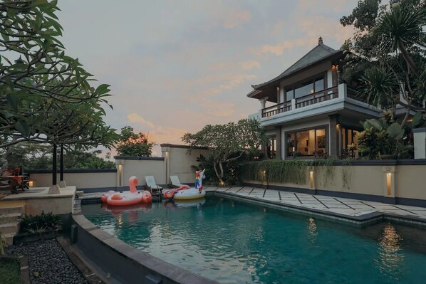 Outdoor pool, pool loungers - Villa Annapurna 1 (Mengwi)