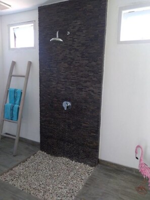 Chuveiro, secador de cabelo, toalhas de banho, sabonete