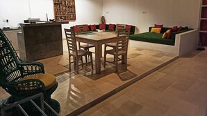 Vila (2 Bedrooms) | Área de estar | TV