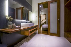 Villa (5 Bedrooms) | Baño | Secador de pelo y toallas