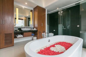 Villa (1 Bedroom) | Bagno | Combinazione doccia/vasca, set di cortesia gratuito, asciugacapelli