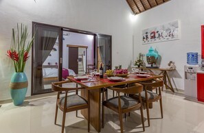 Villa (3 Bedrooms) | In-room dining