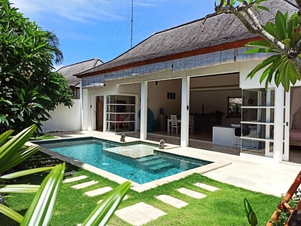 حمّام سباحة خارجي