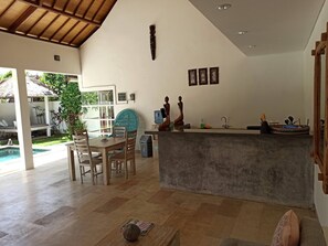 منطقة تناول الطعام للأسر