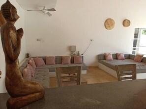 Villa (2 Bedrooms) | Zona de estar | Una televisión