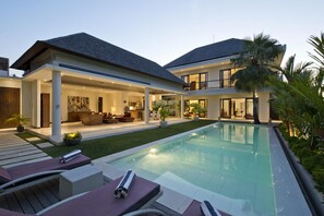 Outdoor pool, pool umbrellas, sun loungers