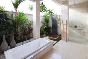 Villa (5 Bedrooms) | Bathroom | Hair dryer, towels, soap, shampoo