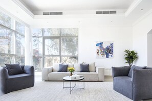 TV - Spectacular Al Wasl Villa - With Private Pool (Dubai)