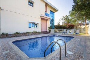 Outdoor pool - Spectacular Al Wasl Villa - With Private Pool (Dubai)