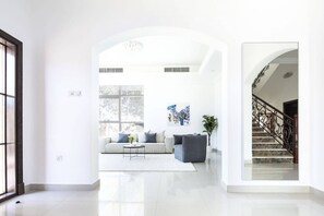 Interior - Spectacular Al Wasl Villa - With Private Pool (Dubai)