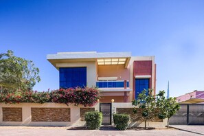 Exterior - Spectacular Al Wasl Villa - With Private Pool (Dubai)