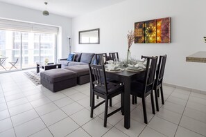 2 bedrooms, laptop workspace, iron/ironing board, WiFi - Modern + Bright 2BR With Dubai Marina Views! (Dubai)