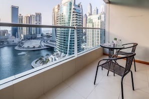 Outdoor dining - Luxurious 2BR w/ Stunning Marina Views - Minutes From Dubai Metro & Tram! (Dubai)