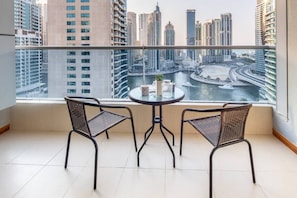 Outdoor dining - Luxurious 2BR w/ Stunning Marina Views - Minutes From Dubai Metro & Tram! (Dubai)