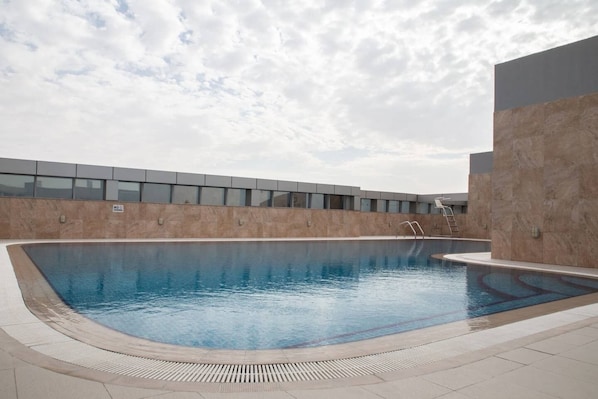 Outdoor pool - Prime & Cozy Studio Apartment in Sports City! (Dubai)